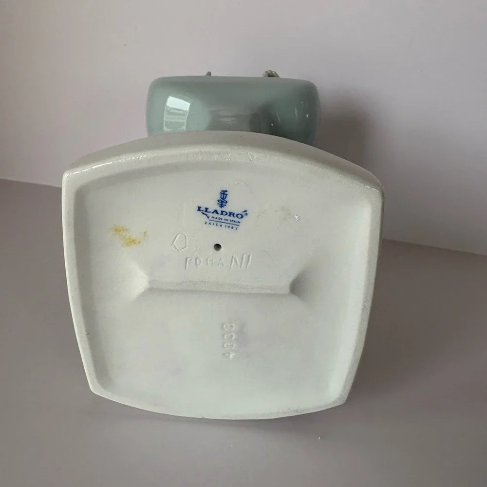 Lladro’ 4838 “Clean Up Time” Porcelain Figurine-Introduced 1973 & Retired 1993